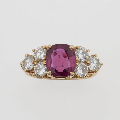 Anello con Rubino Thailandia di Ct 1.81 Circa e Diamanti Taglio Brillante per Ct 1.00 Circa
