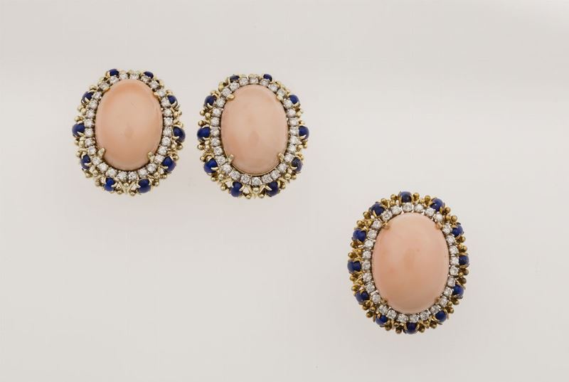 Demi-parure composta da anello ed orecchini in corallo rosa, lapislazzulo e diamanti  - Asta Fine Jewels - II - Cambi Casa d'Aste
