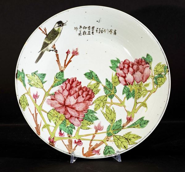 Piatto in porcellana a smalti policromi con uccellino tra rami in fiore e iscrizione, Cina, XX secolo