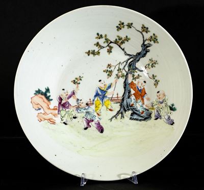 Piatto in Porcellana a Smalti Policromi con Raffigurazione di Bambini che Colgono Frutti, Cina, R...
