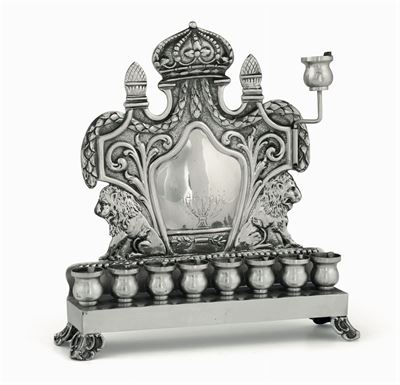 Lampada per Hanukah in Argento Sbalzato e Cesellato Argenteria Ebraica Europea del XX Secolo (app...