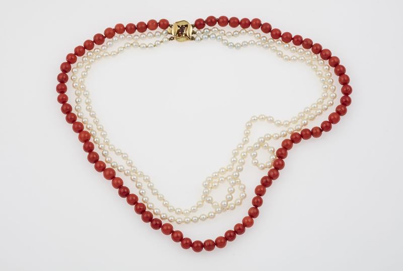Girocollo composto da due fili di perle ed un filo di corallo  - Asta Gioielli - Cambi Casa d'Aste