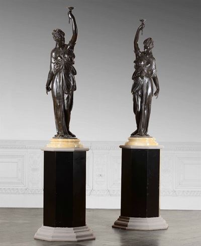 Coppia di Sculture Raffiguranti Figure Femminili in Bronzo Fuso e Cesellato. Francia XIX-XX Secol...