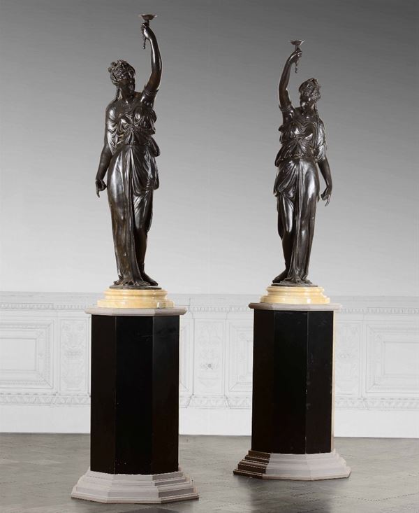 Coppia di sculture raffiguranti figure femminili in bronzo fuso e cesellato. Francia XIX-XX secolo. Sulla base incisa fima “Clodion”