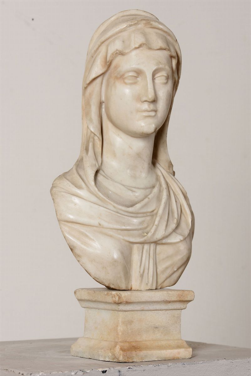 Busto di Vestale in Marmo Bianco. Scultore Barocco Italiano del XVII Secolo