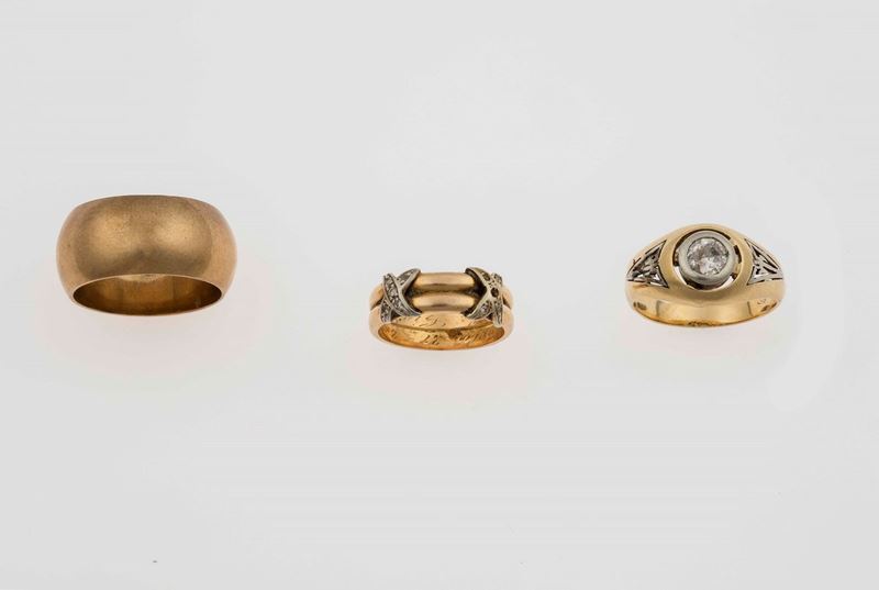 Lotto composto da un anello con diamante di vecchio taglio, un anello a fascia ed una fede mantovana  - Asta Fine Jewels - II - Cambi Casa d'Aste