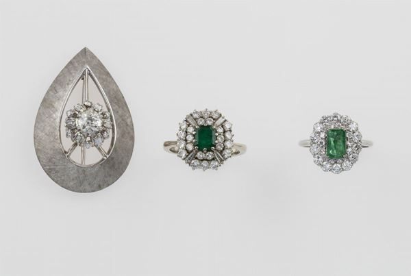 Lotto composto da una spilla con diamante di vecchio taglio e due anelli con smeraldi e diamanti a contorno