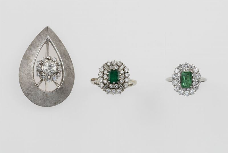 Lotto composto da una spilla con diamante di vecchio taglio e due anelli con smeraldi e diamanti a contorno  - Auction Jewels - Timed Auction - Cambi Casa d'Aste