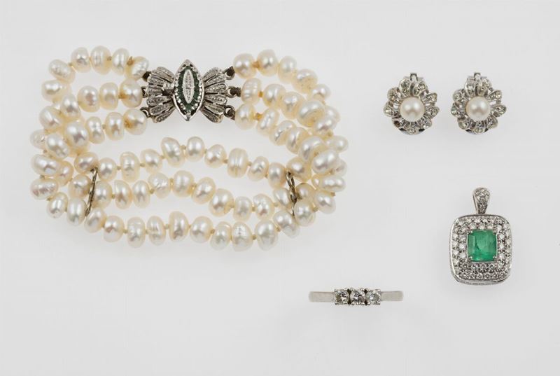 Lotto composto da un bracciale, un paio di orecchini, un pendente ed un anello con tre diamanti per ct 0,48  - Auction Jewels - Timed Auction - Cambi Casa d'Aste