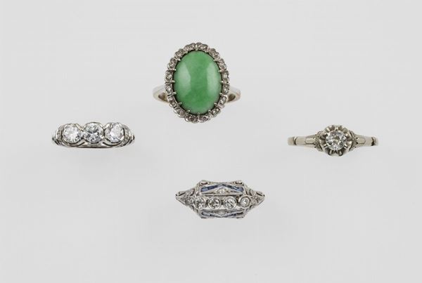 Lotto composto da quattro anelli con diamanti, zaffiri e giadeite