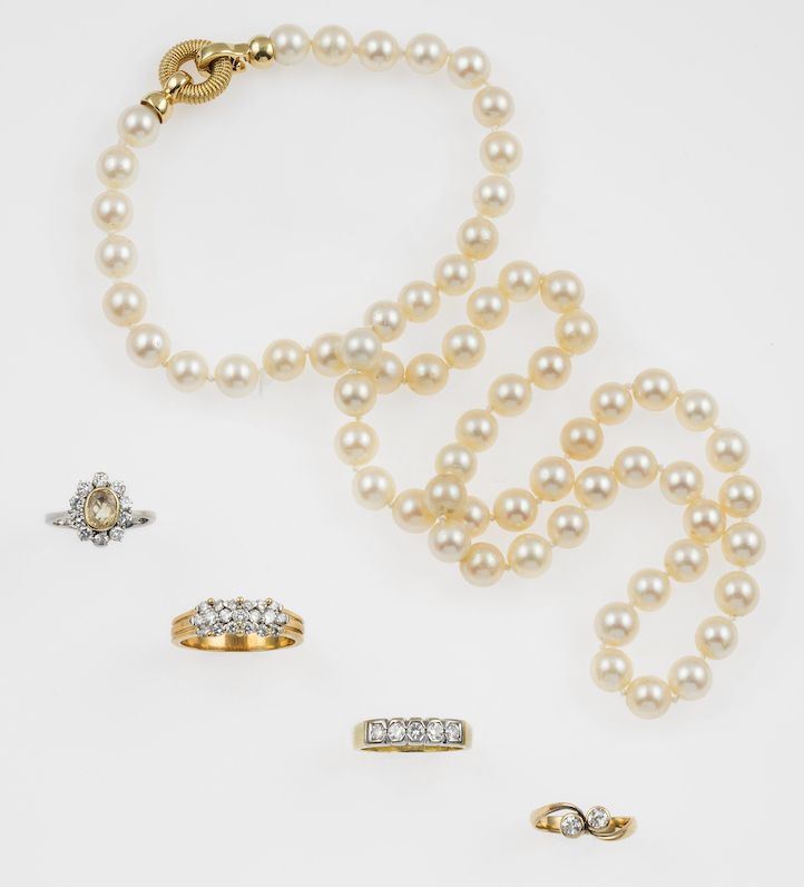 Lotto composto da una collana di perle e quattro anelli con diamanti ed un topazio  - Asta Gioielli - Asta a Tempo - Cambi Casa d'Aste