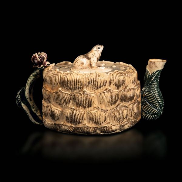Piccola teiera in avorio scolpito e parzialmente dipinto  con corpo decorato con motivi a fiore di loto e presa del coperchio a foggia di rana, Cina, Dinastia Qing, fine XIX secolo