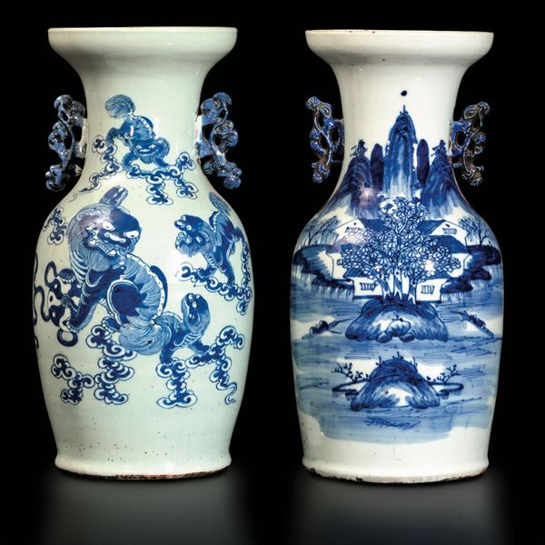 Coppia di vasi diversi a doppia ansa in porcellana bianca e blu con raffigurazione di paesaggio e cani di Pho, Cina, Dinastia Qing, epoca Guangxu (1875-1908)