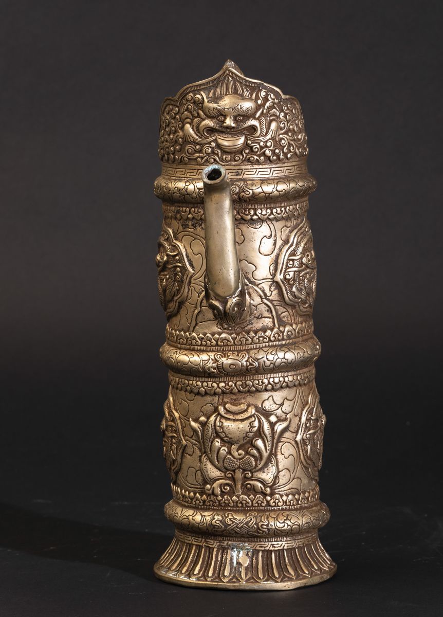 Teiera in Ottone con Manico a Foggia di Drago e Decori Incisi e a Rilevo, Cina, Dinastia Qing, XI...