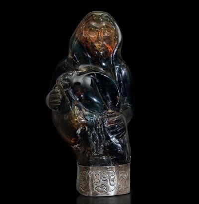 Scultura in Ambra Raffigurante Personaggio Accovacciato, Cina, XIX Secolo
