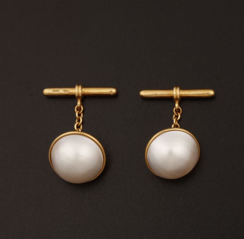 Pair of mabe pearl and gold cufflinks  - Auction Fine Coral Jewels - I - Cambi Casa d'Aste