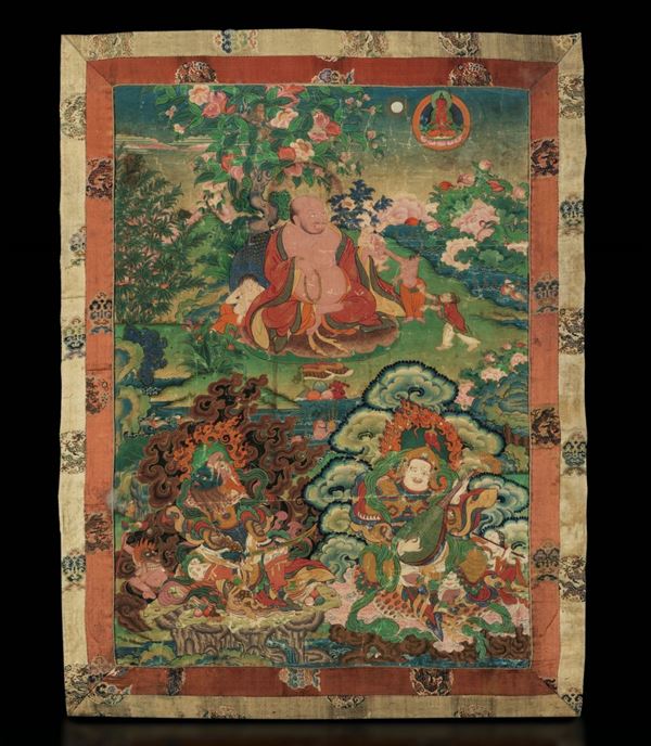 Thangka su seta con figura centrale di Budai seduto entro paesaggio circondato da discepoli e altre  [..]
