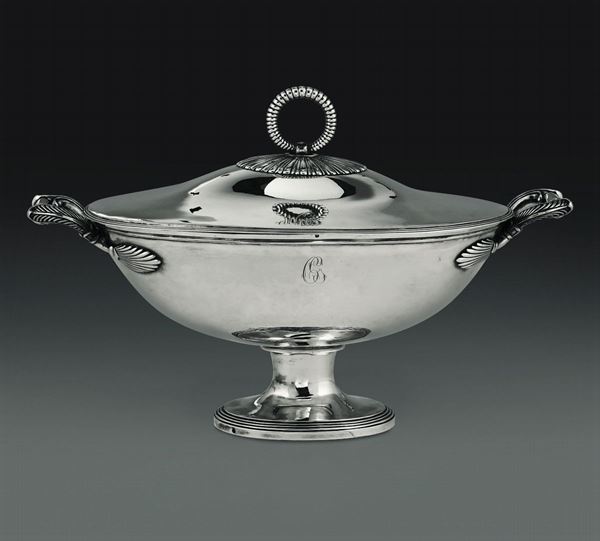 Zuppiera in argento fuso, sbalzato e cesellato. Francia Parigi (?) secondo quarto del XIX secolo. Argentiere LR entro losanga