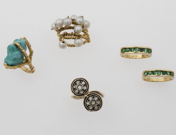 Lotto composto da cinque anelli con perle, turchese, smeraldi e diamanti di vecchio taglio
