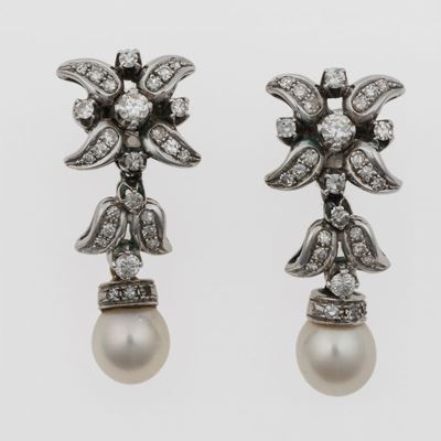 Orecchini Pendenti con Perle Coltivate e Diamanti