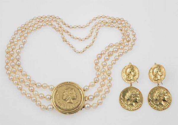 Lotto composto da un girocollo di perle con moneta centrale ed un paio di orecchini