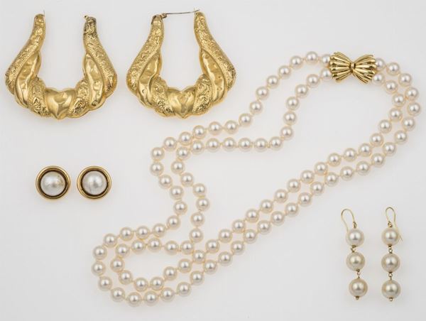 Lotto composto da un girocollo di perle e tre paia di orecchini