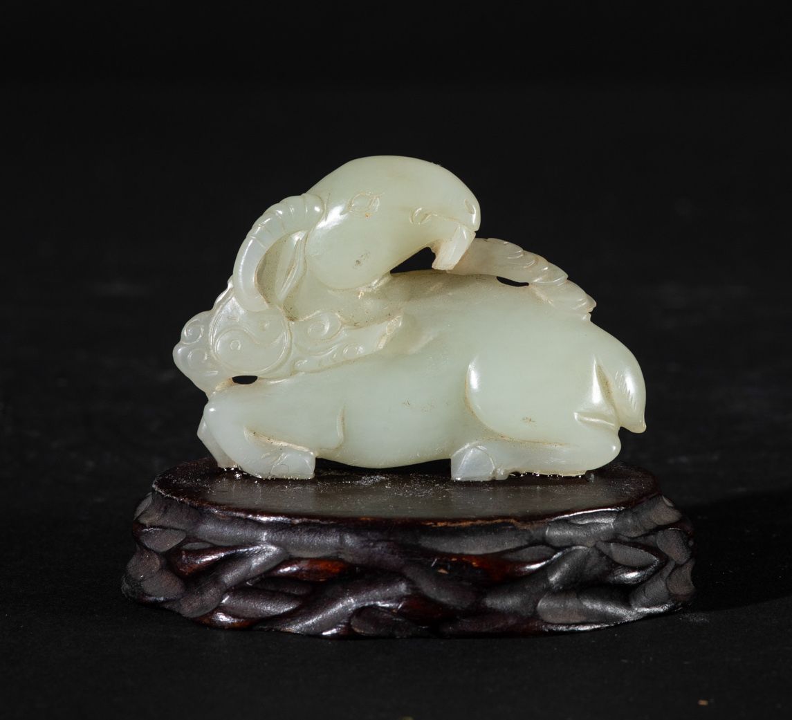 Lotto Composto da una Placca con Decoro Inciso e a Traforo e da una Figura di Ariete Scolpite in ...