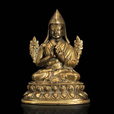 Figura di Lama Tsongkhapa Seduto su Doppio Fiore di Loto in Bronzo Dorato e Cesellato, Tibet, XVI...