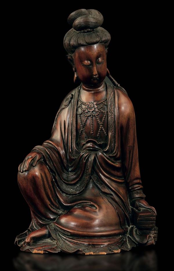 Figura di Guanyin seduta scolpita in legno di bosso con collana e libri, Cina, Dinastia Qing, epoca Qianlong (1736-1796)