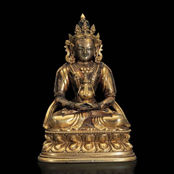 Figura di Buddha Amitayus seduto su doppio fiore di loto in bronzo dorato con tracce di policromia, Tibet, XVII secolo