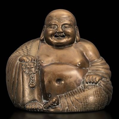 Grande Figura di Budai Seduto con Collana da Preghiera in Bronzo, Cina, Dinastia Qing, XIX Secolo