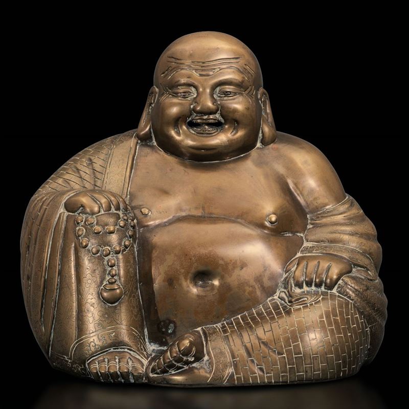 Grande figura di Budai seduto con collana da preghiera in bronzo, Cina, Dinastia Qing, XIX secolo  - Asta Fine Chinese Works of Art - Cambi Casa d'Aste