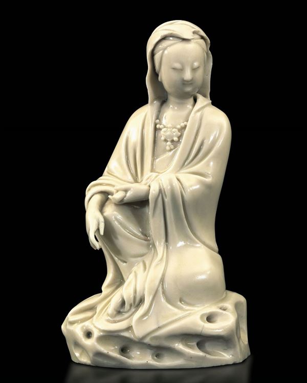 Figura di Guanyin seduta con scroll in porcellana Blanc de Chine Dehua, Cina, Dinastia Qing, fine XVII secolo