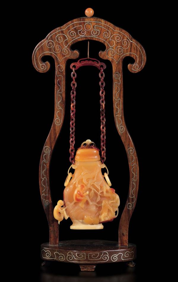Piccolo vaso con coperchio scolpito in becco con figure di scimmie a rilievo, iscrizione e stand in legno, Cina, Dinastia Qing, fine XIX secolo