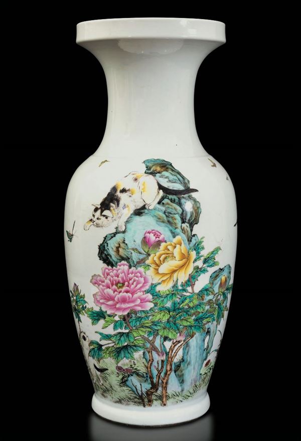 Grande vaso in porcellana Jingdezhen raffigurante gatti che cacciano farfalle e fiori su fondo bianco,  [..]