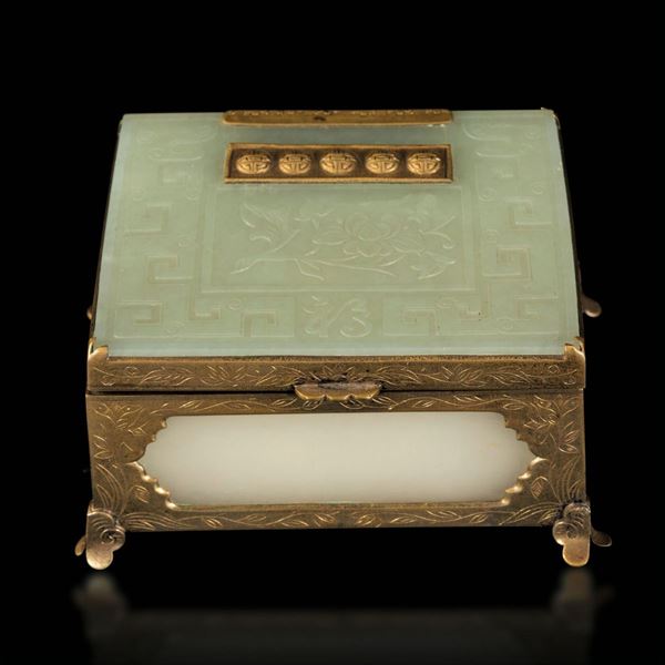 Piccola scatola portagioie con montatura in metallo dorato con decori floreali incisi e placca in giada celadon con scena naturalistica e motivi d'ispirazione arcaica, Cina, Dinastia Qing, fine XIX secolo