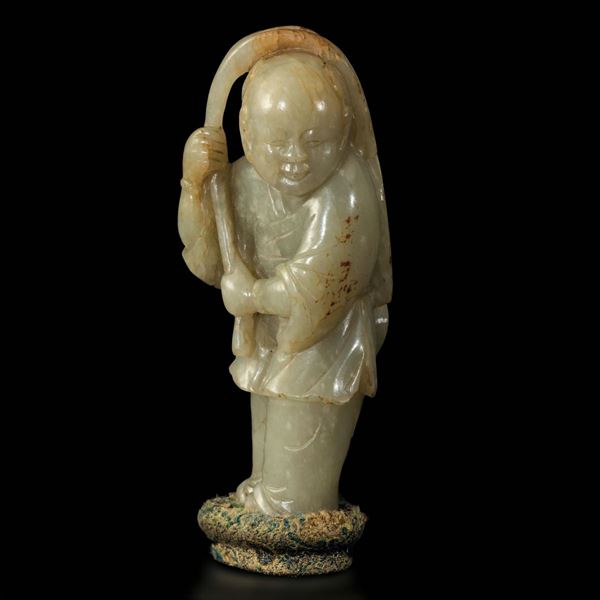 Figura di fanciullo con foglia scolpita in giada e russet, Cina, Dinastia Qing, epoca Qianlong (1736-1796)