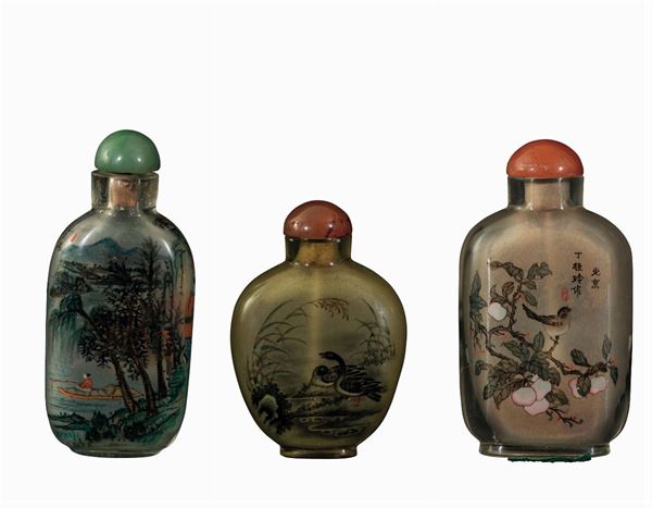 Lotto composto da tre snuff bottles diverse in vetro dipinto raffiguranti scene naturalistiche e iscrizioni, Cina, XX secolo