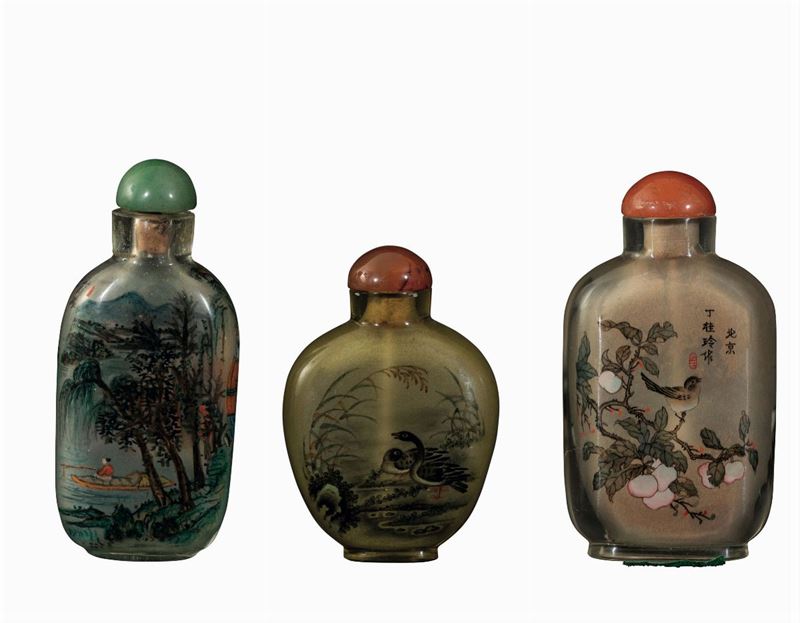 Lotto composto da tre snuff bottles diverse in vetro dipinto raffiguranti scene naturalistiche e iscrizioni, Cina, XX secolo  - Asta Fine Chinese Works of Art - Cambi Casa d'Aste