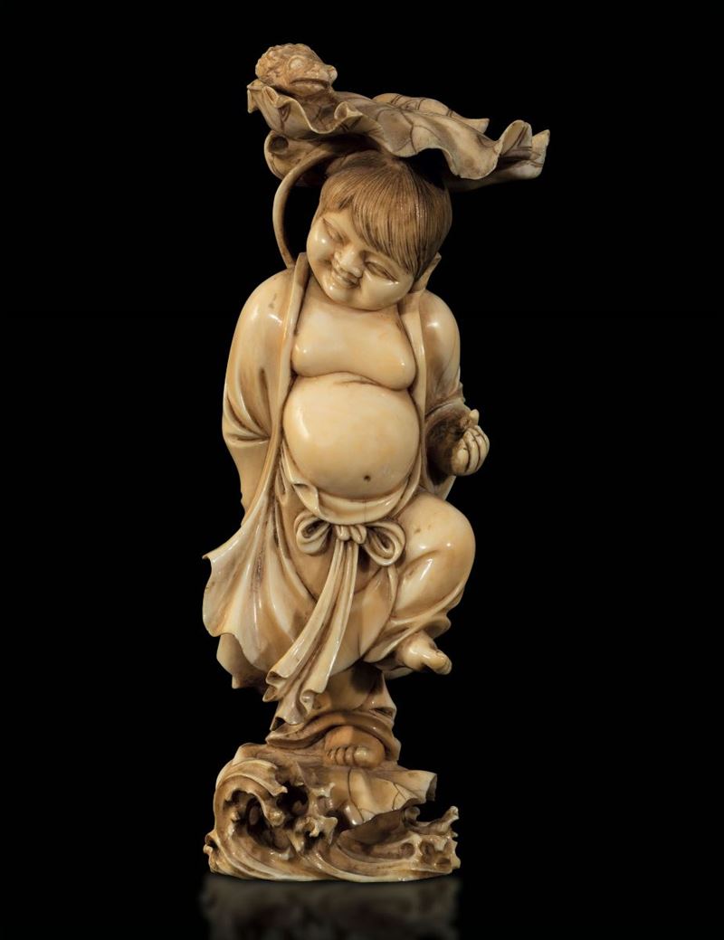 Figura di fanciullo con foglia e rana scolpita in avorio, Cina, inizi XX secolo  - Asta Fine Chinese Works of Art - Cambi Casa d'Aste