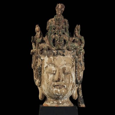Testa di Guanyin Incoronata Intagliata in Legno con Tracce di Policromia, Cina, Dinastia Ming, XV...