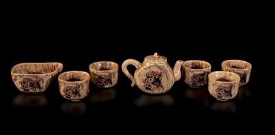 Raro Servizio da Thè in Ceramica Smaltata con Raffigurazione di Paesaggio e Pagode a Traforo, Cin...