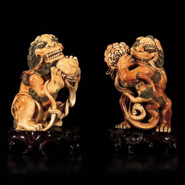 Coppia di leoni scolpiti in avorio, Cina, inizi XX secolo