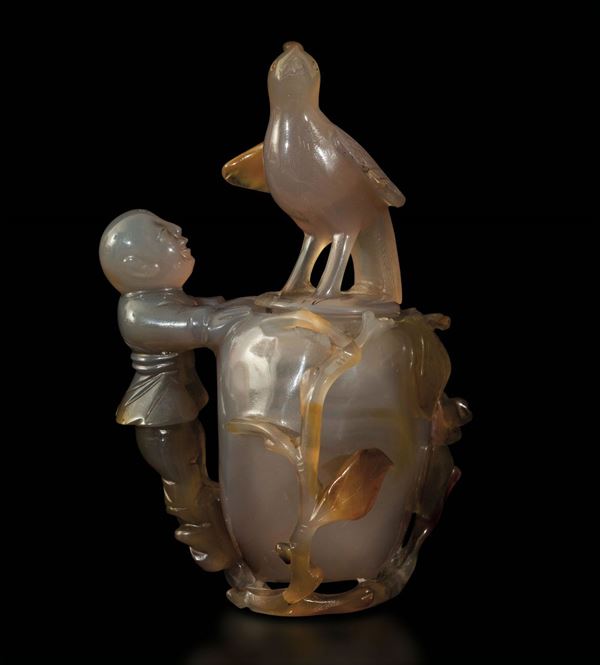 Vaso con coperchio scolpito in agata con figura di fanciullo, presa a foggia di uccellino e decoro vegetale a rilievo, Cina, inizi XX secolo