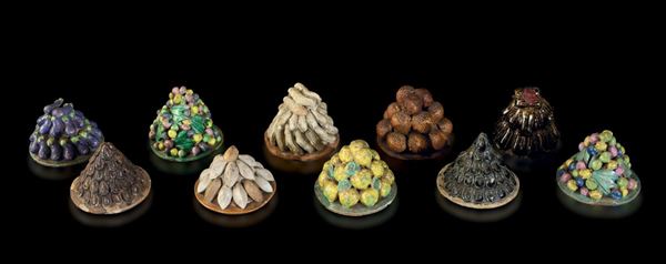 Lotto composto da dieci cestini di frutta votivi in porcellana a smalti policromi, Cina, Dinastia Qing, XIX secolo