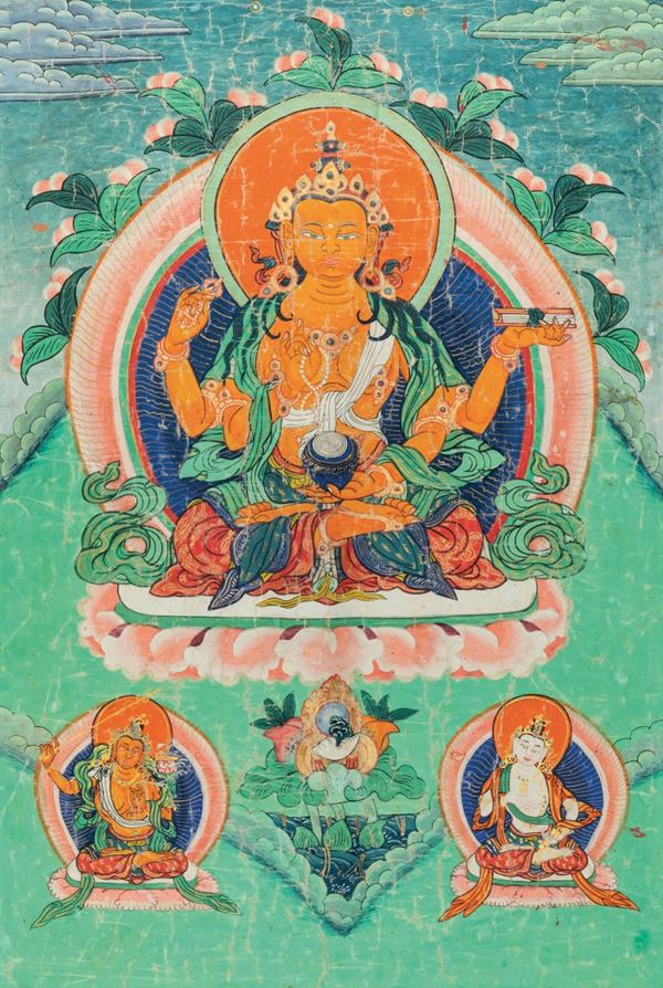Thangka su seta con figura di Buddha centrale seduto su loto e altre due divinità, Tibet, XIX secolo