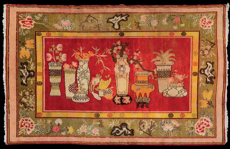 Tappeto Samarcanda in cotone e lana con decoro naturalistico, Turkestan, inizio XX secolo  - Asta Fine Chinese Works of Art - Cambi Casa d'Aste