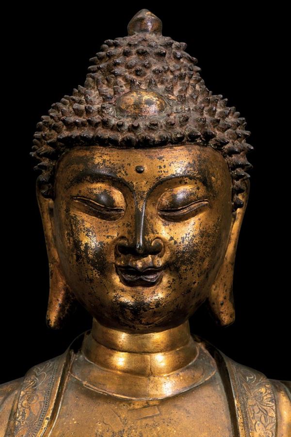 Grande e magnifica figura di Buddha Sakyamuni in bronzo dorato, Cina, Dinastia Ming, XV-XVI secolo
