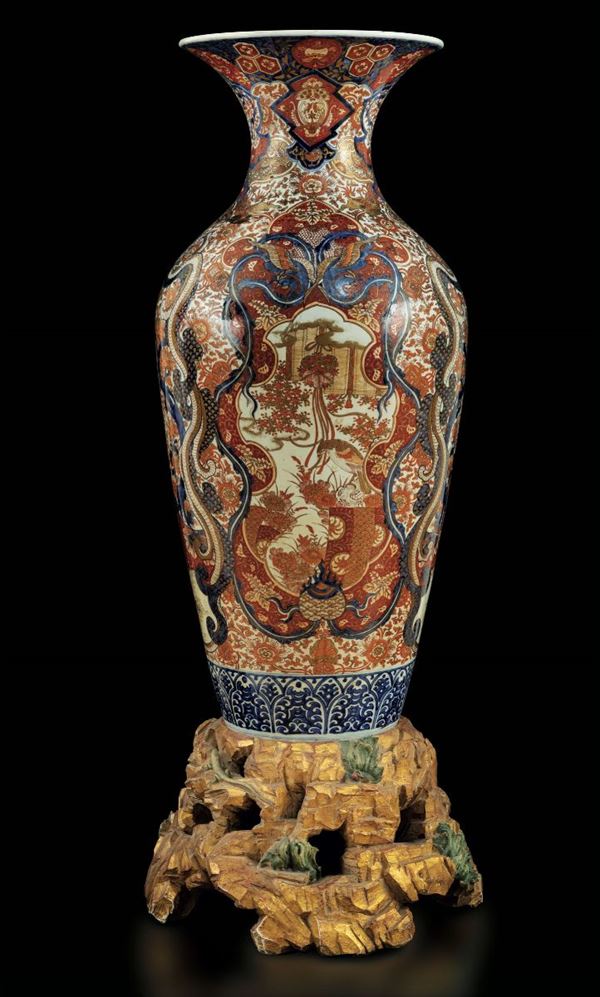 Grande vaso in porcellana Imari con decori naturalistici e floreali su base in legno scolpito e dorato, Giappone, periodo Meiji (1868-1912)