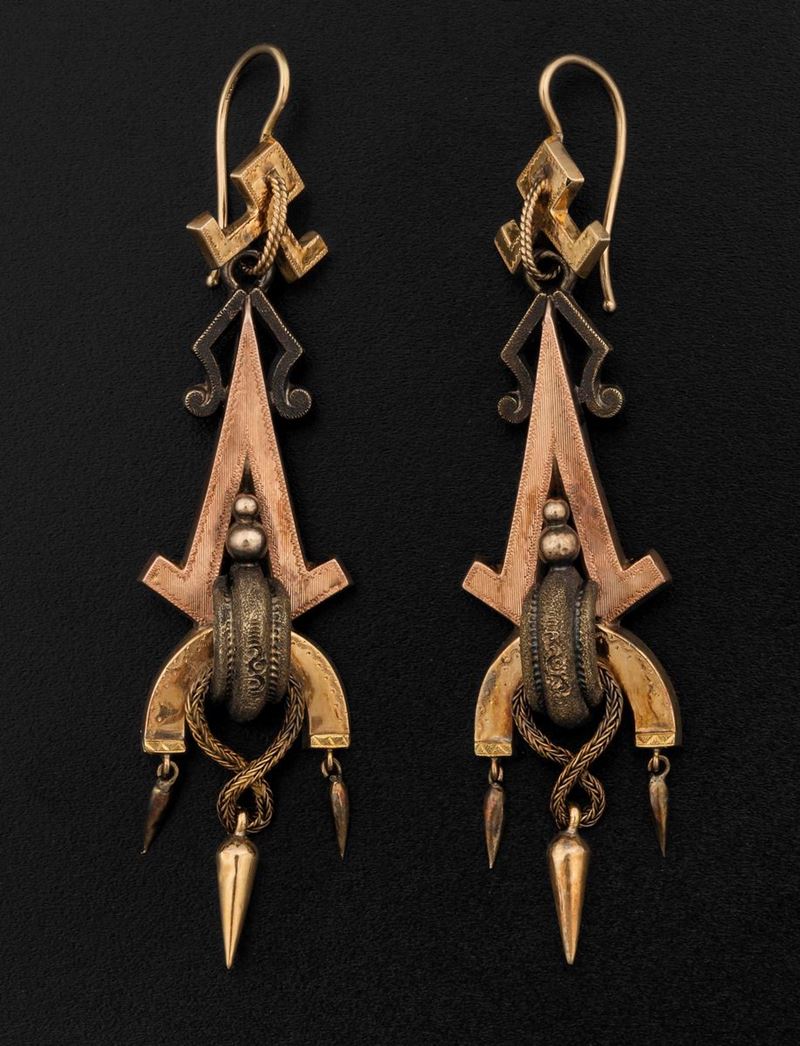 Pair of three colour gold earrings  - Auction Fine Coral Jewels - I - Cambi Casa d'Aste